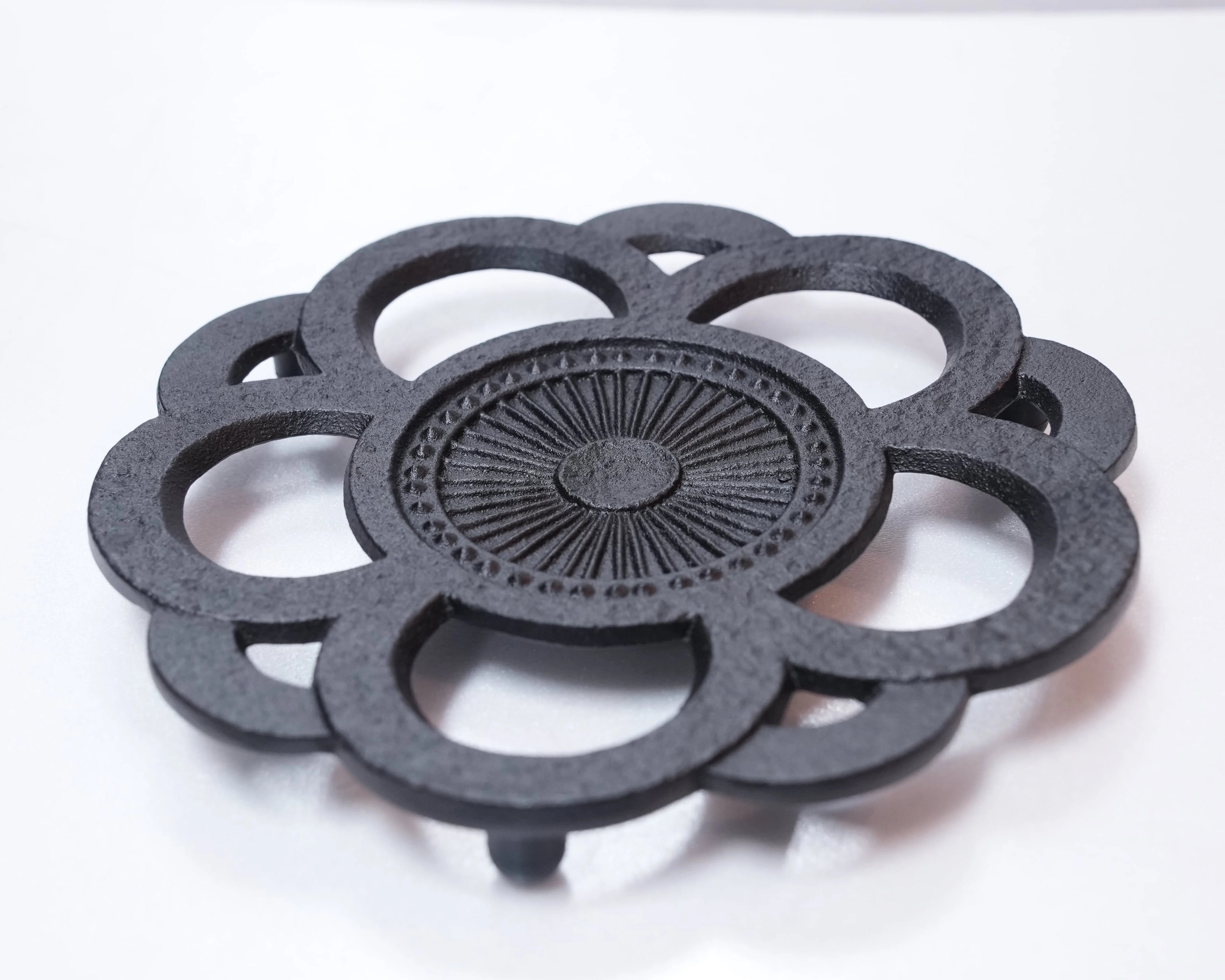 南部鉄器 及富 鍋敷き 花丸 | ギフトショップ Nihon Miyabi 通販サイト