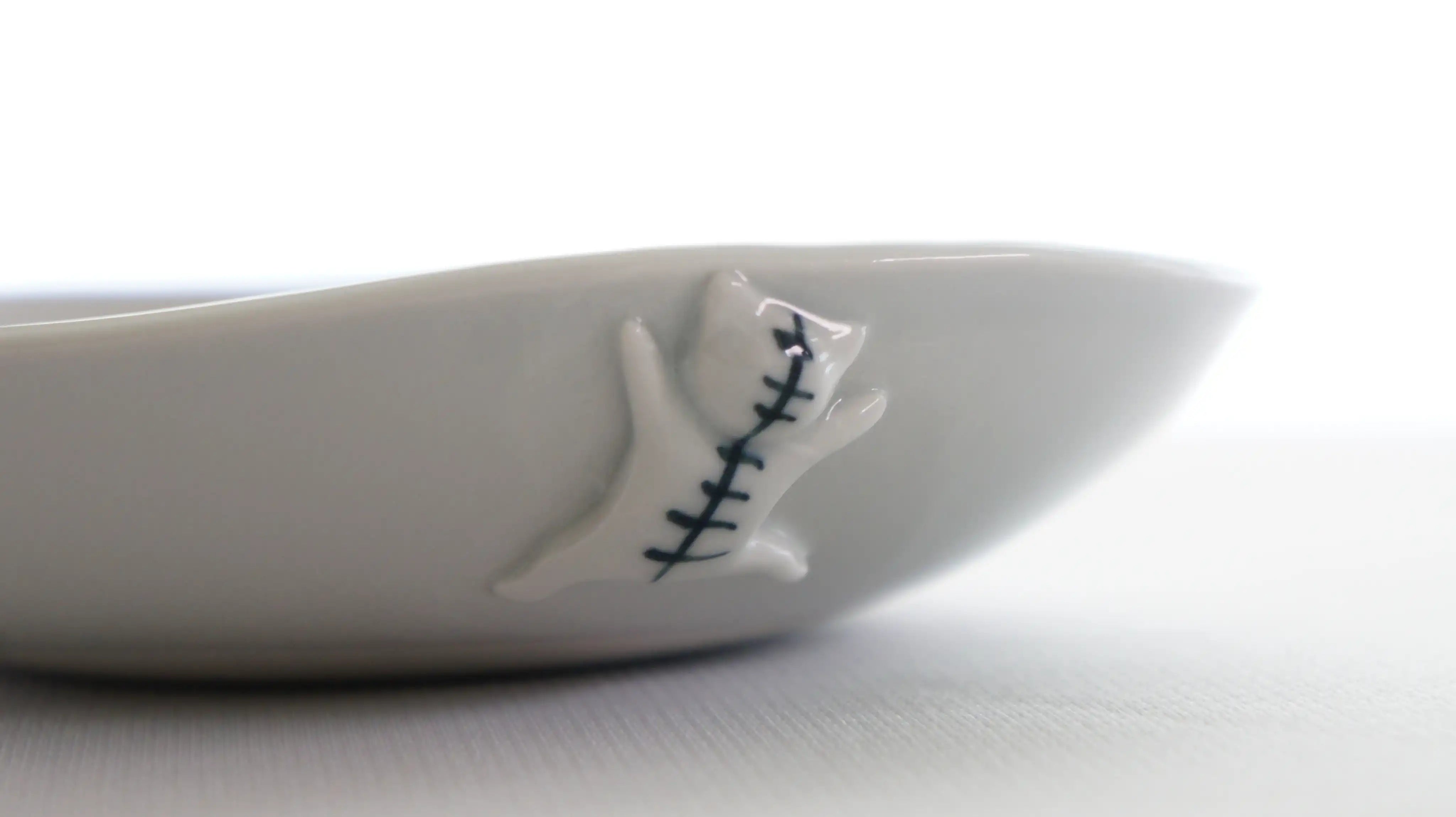 砥部焼 ネコのかくれんぼ皿 大小2枚セット | ギフトショップ Nihon