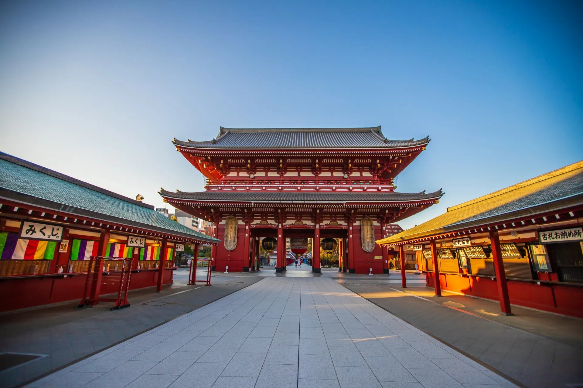 浅草寺の提灯は何色か知っていますか？