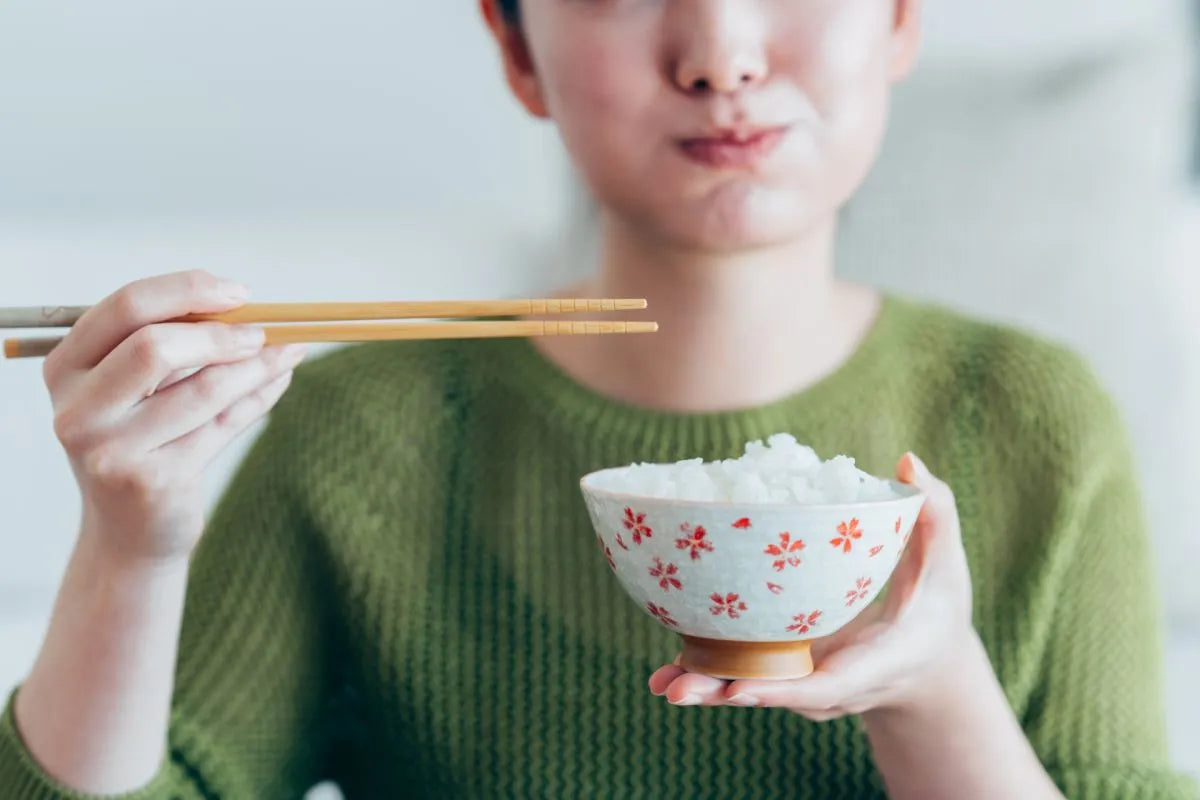 ご飯を食べる女性