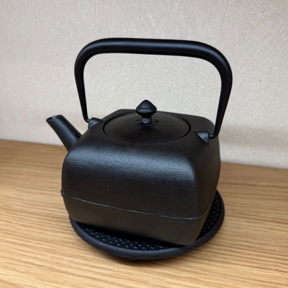 （初回特典付き）山形鋳物 菊地保寿堂 WAZUQU(ワズク）鉄瓶 よほう 900ml