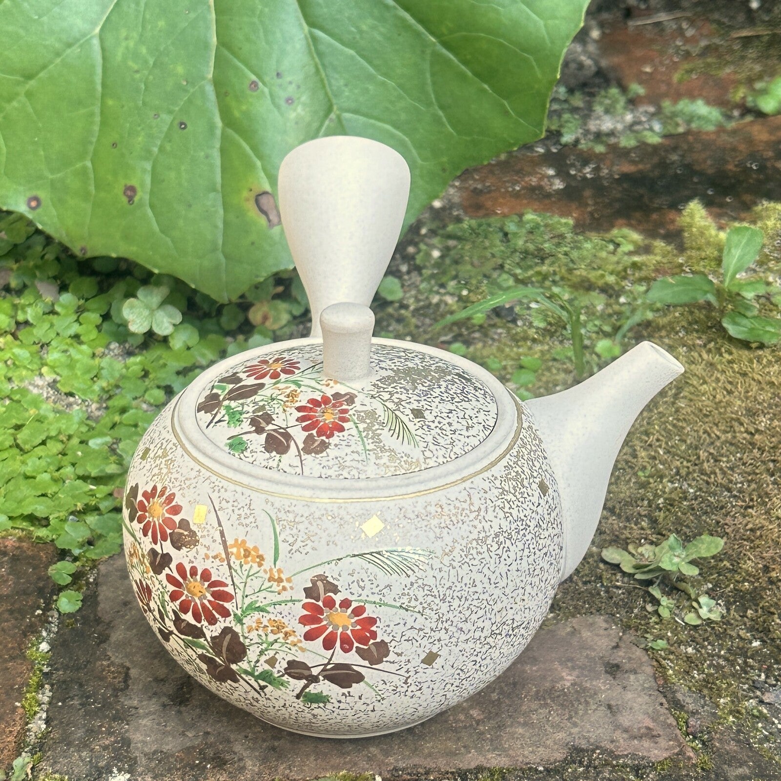 常滑焼×九谷焼 急須 白泥丸形菊薄柄 晶窯 | ギフトショップ Nihon