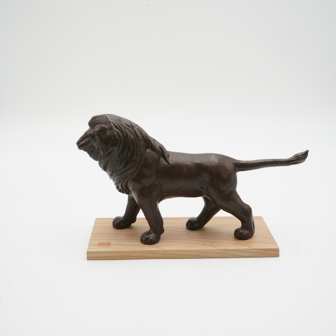 高岡銅器 OMOSHI Bookend Section「ライオン」 | ギフトショップ Nihon 高岡銅器 OMOSHI Bookend Section「ライオン」 | ギフトショップ Nihon