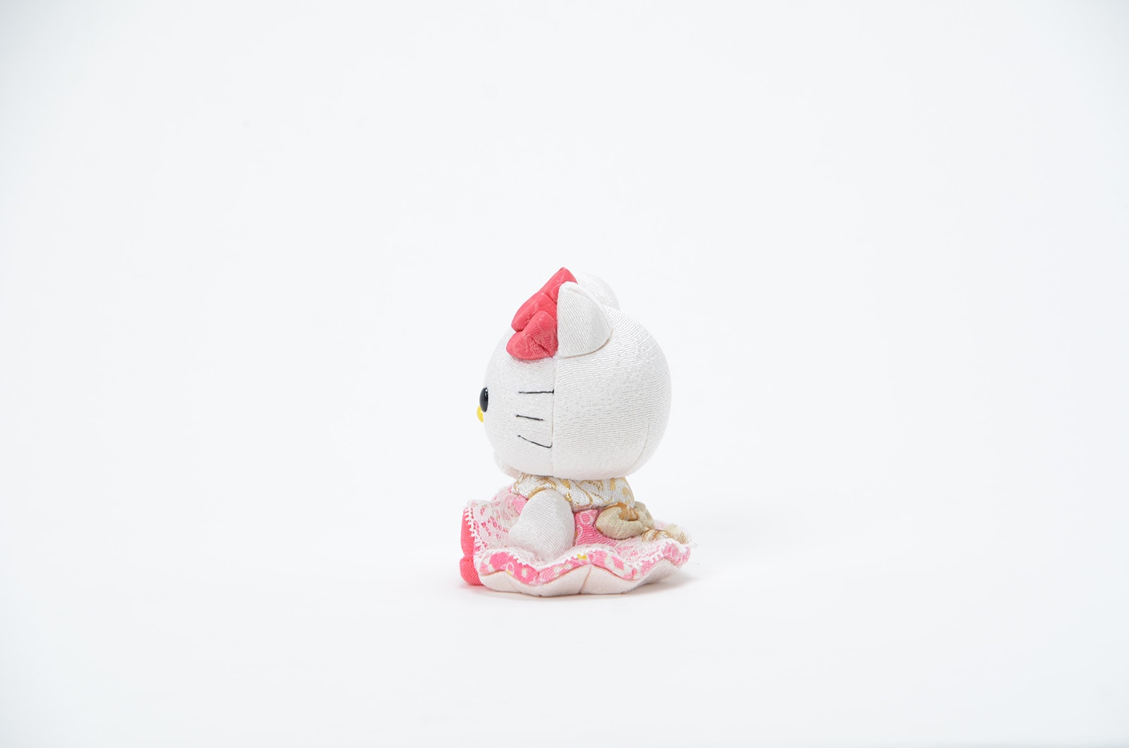 江戸木目込人形 招きハローキティ 座 | ギフトショップ Nihon Miyabi