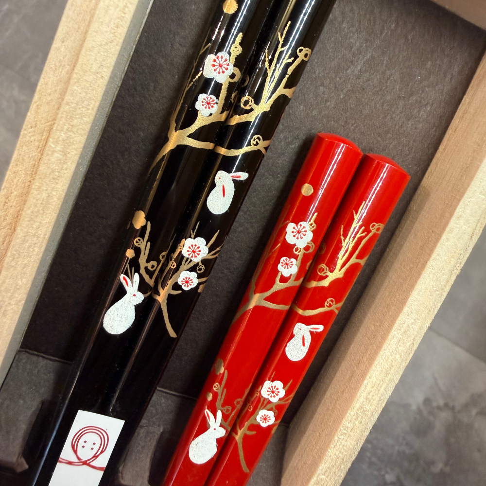 若狭塗り夫婦箸 梅と兎 小紋桐箱 (限定2セット)