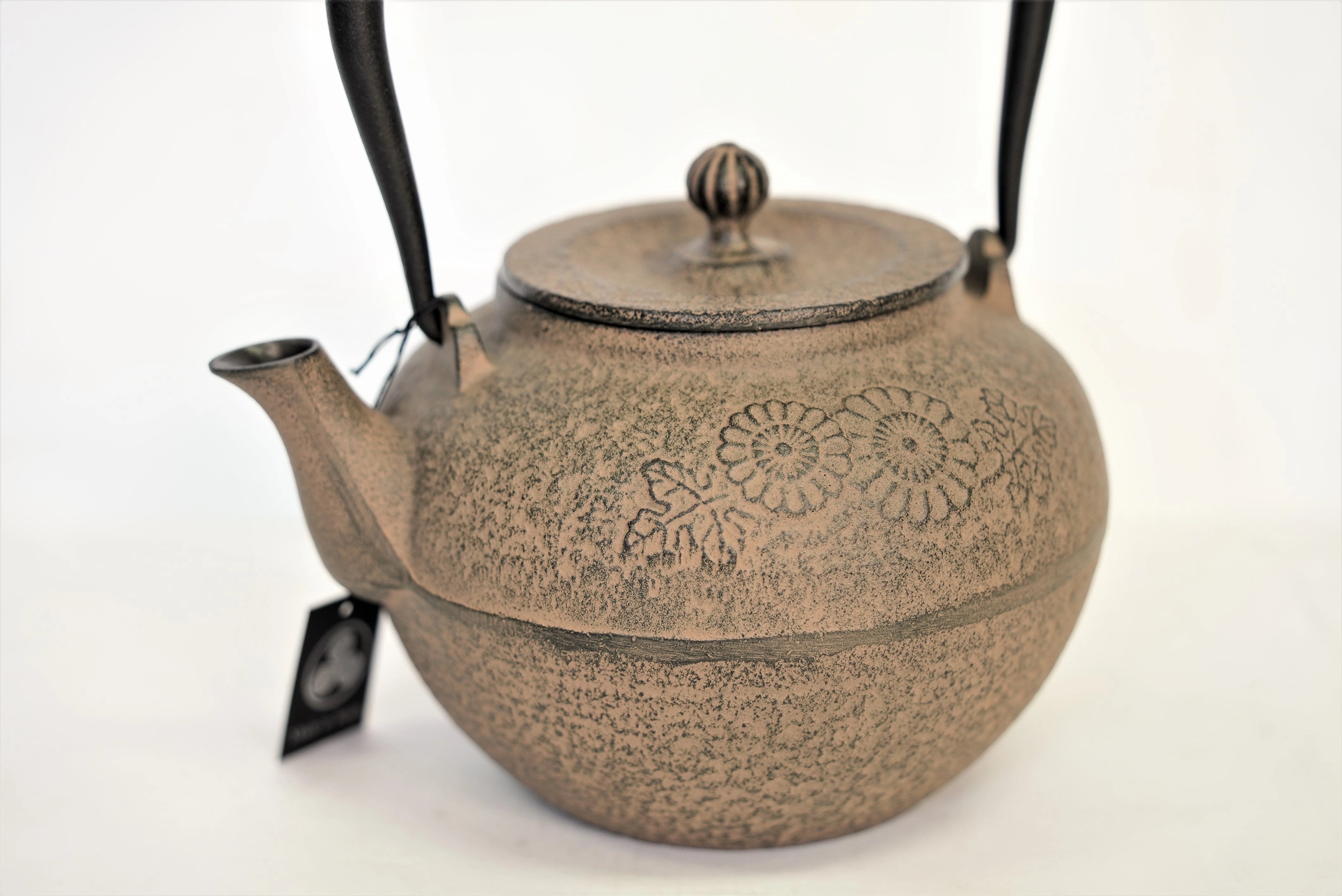 南部鉄器 及富 鉄瓶 宝徳菊 ひさご色 0.8L | ギフトショップ Nihon 南部鉄器 及富 鉄瓶 宝徳菊 ひさご色 0.8L | ギフトショップ Nihon