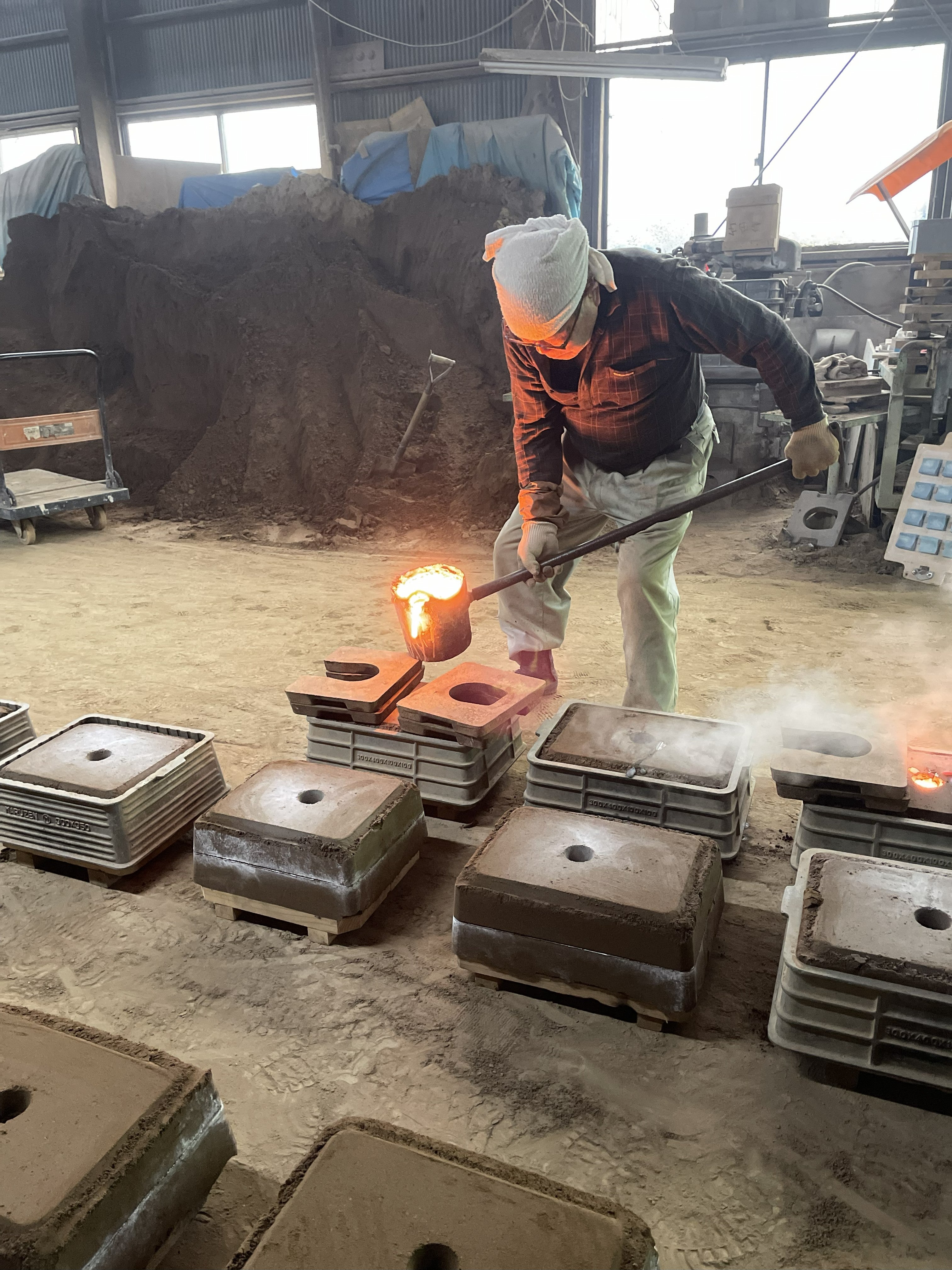 高岡銅器　OMOSHI Bookend Section　「寄り添い犬」