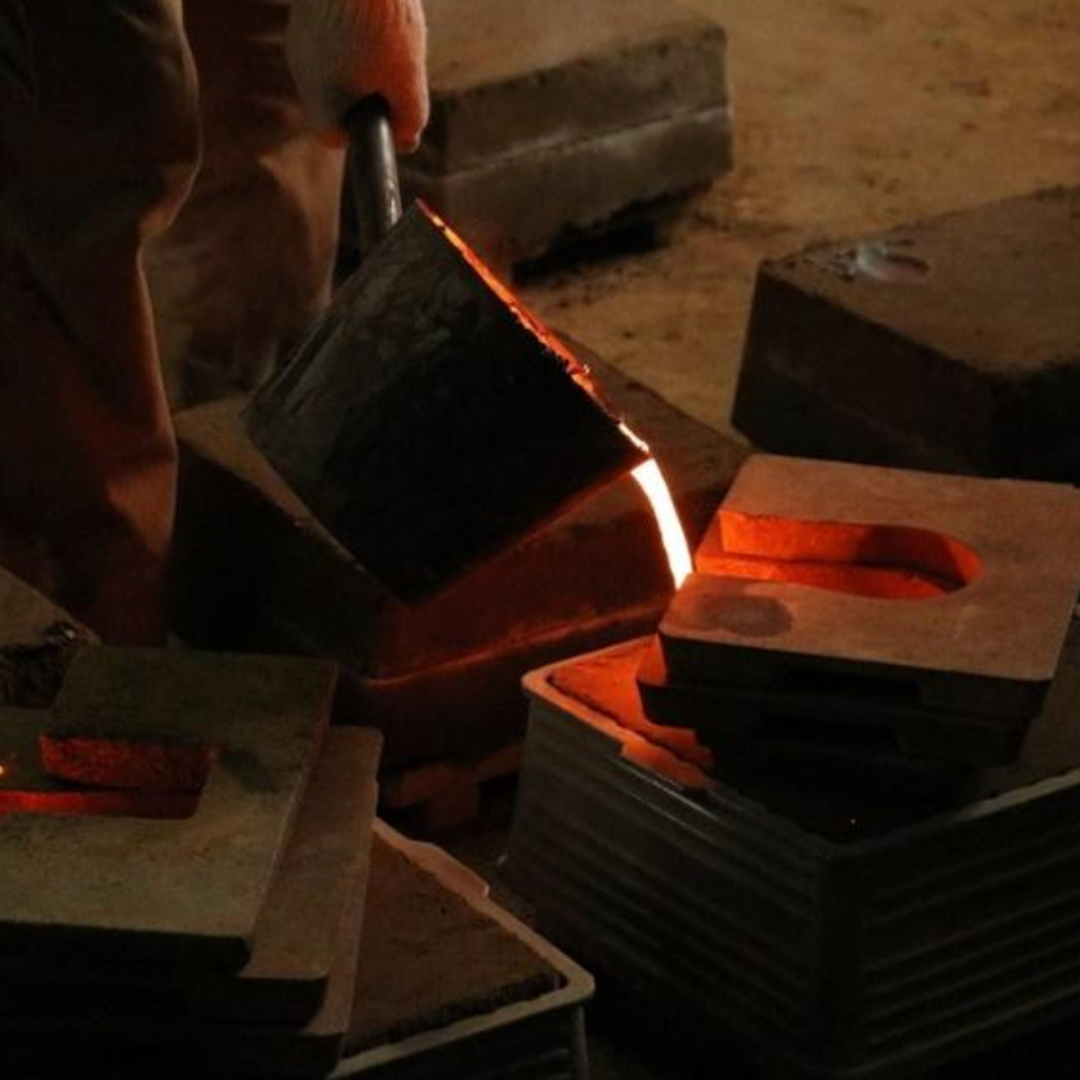 高岡銅器　OMOSHI Bookend Section　「寄り添い犬」