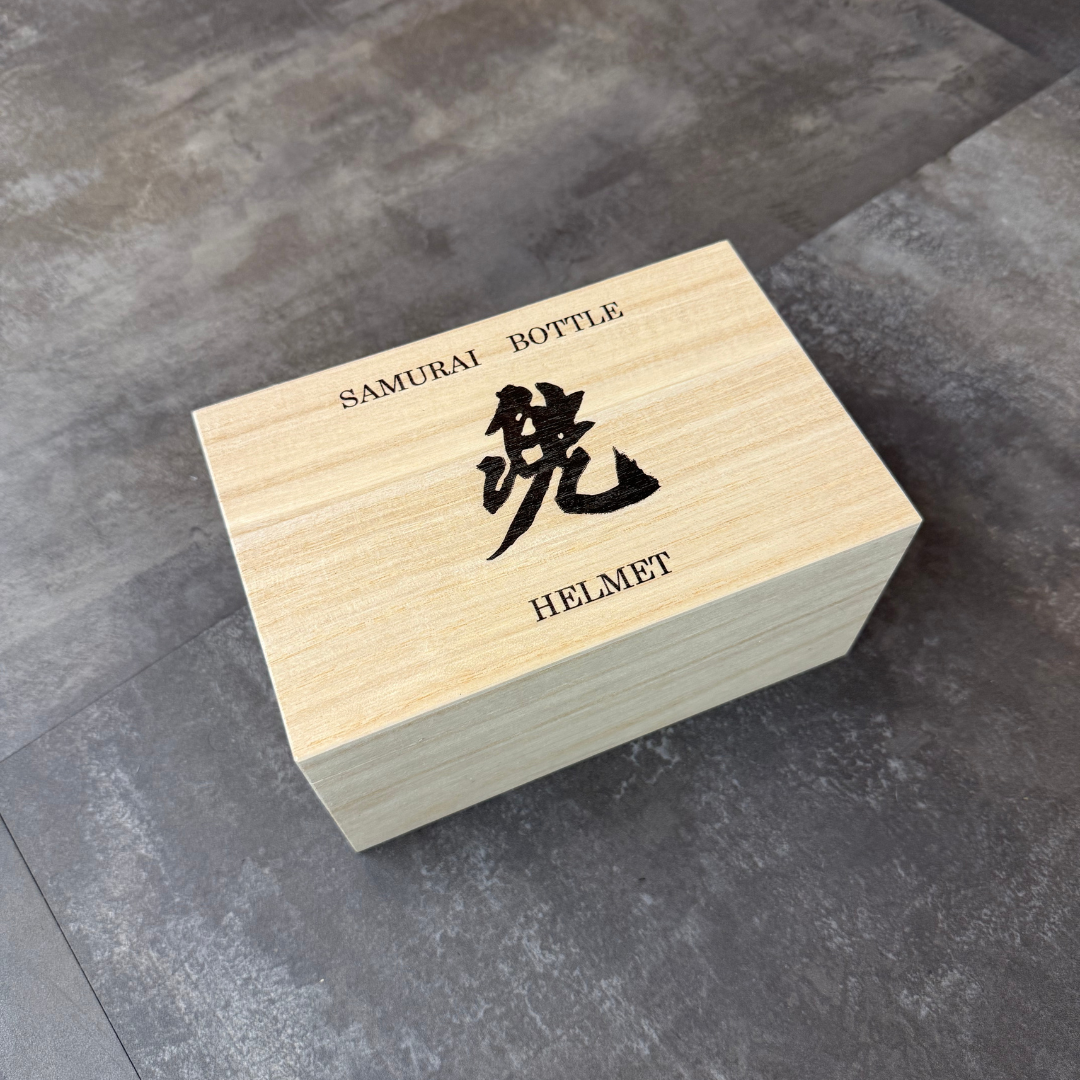 江戸甲冑 サムライボトル兜「真田幸村」| ギフトショップ Nihon Miyabi 江戸甲冑 サムライボトル兜「真田幸村」| ギフトショップ Nihon Miyabi