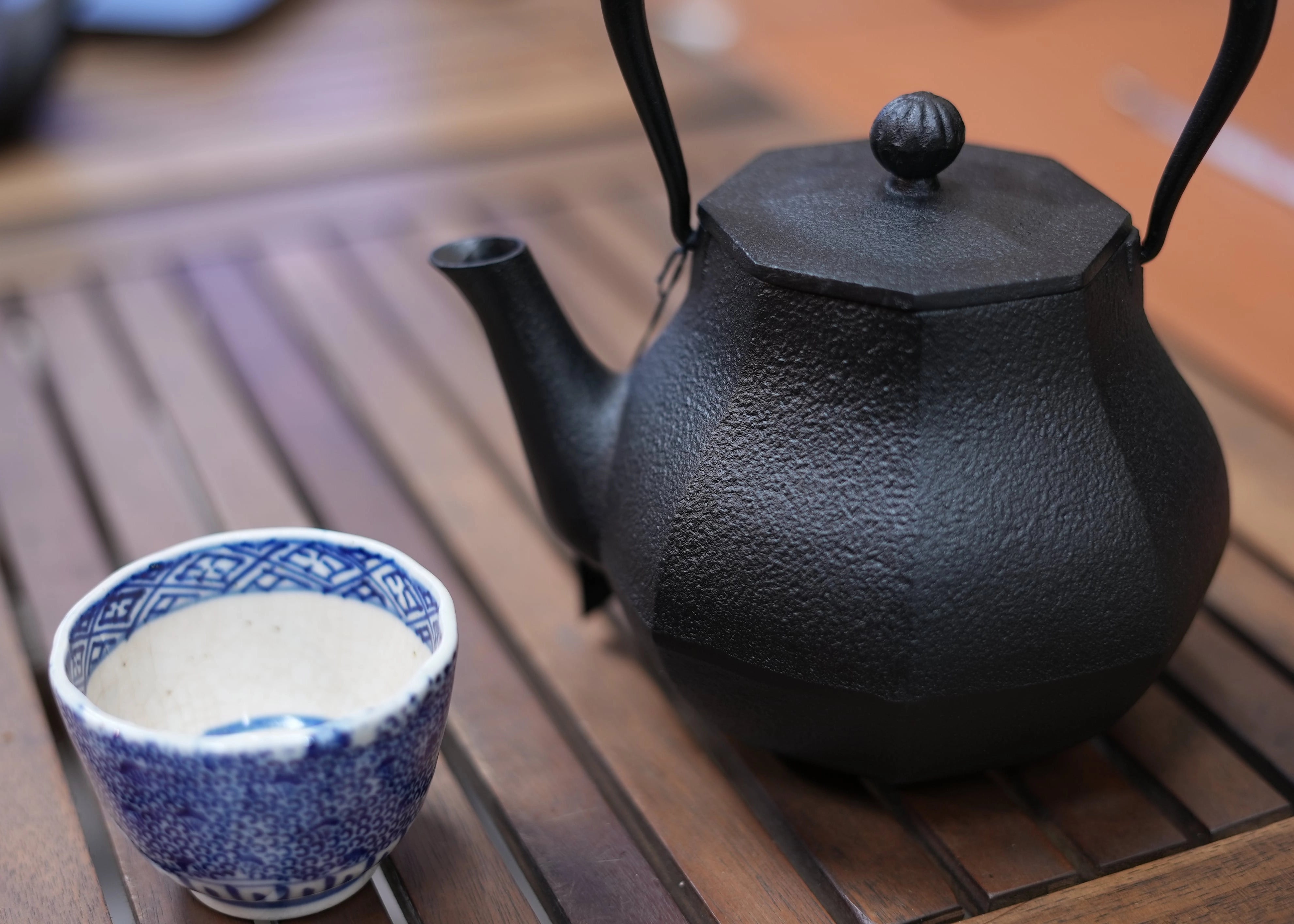 南部鉄器 及富 鉄瓶みやび 1L | ギフトショップ Nihon Miyabi 南部鉄器 及富 鉄瓶みやび 1L | ギフトショップ Nihon Miyabi