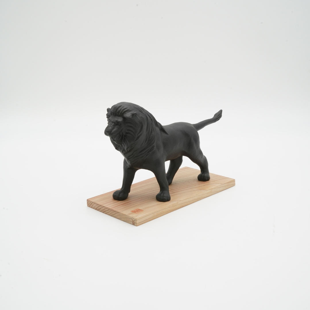 高岡銅器 OMOSHI Bookend Section「ライオン」 | ギフトショップ Nihon 高岡銅器 OMOSHI Bookend Section「ライオン」 | ギフトショップ Nihon