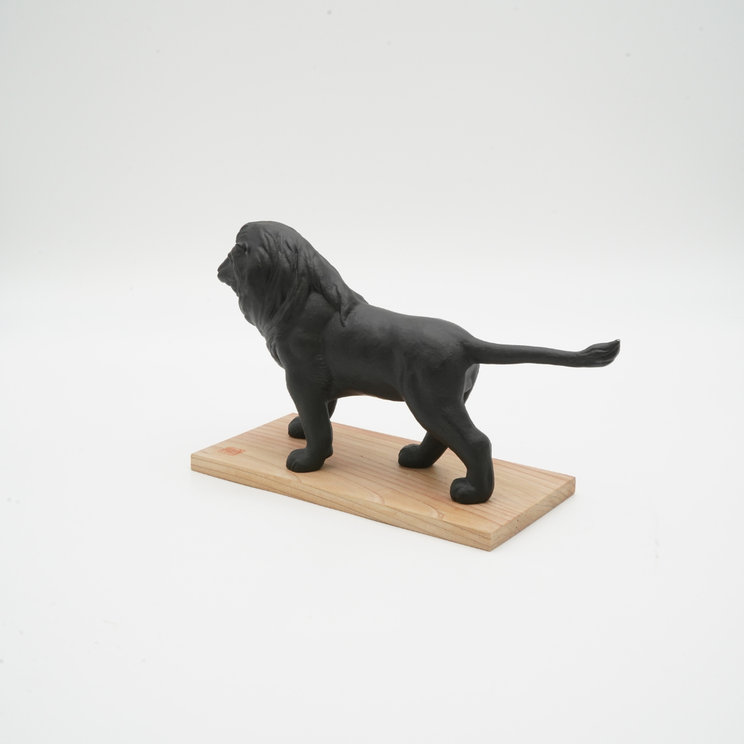 高岡銅器 OMOSHI Bookend Section「ライオン」 | ギフトショップ Nihon 高岡銅器 OMOSHI Bookend Section「ライオン」 | ギフトショップ Nihon