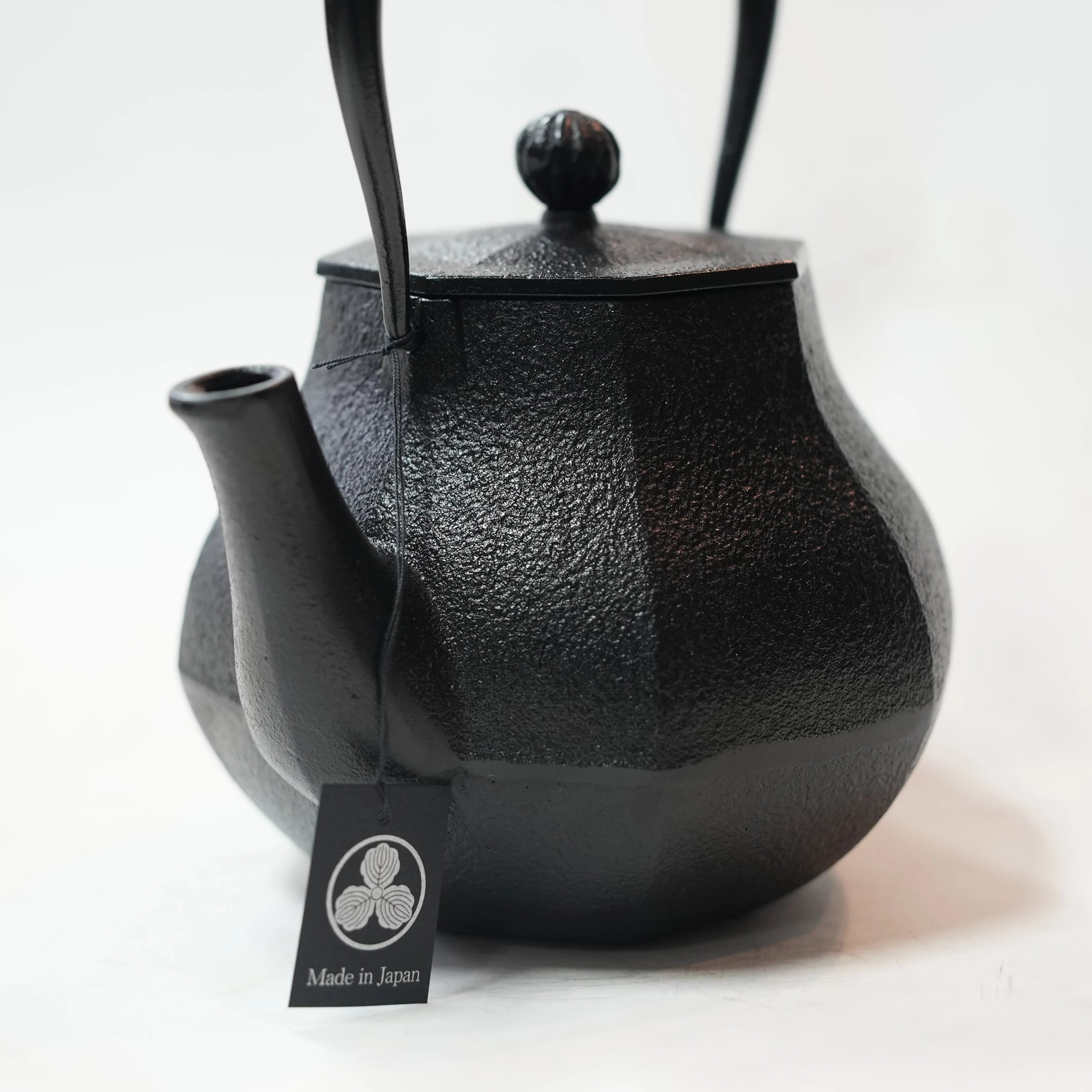 南部鉄器 及富 鉄瓶みやび 1L (IH対応) | ギフトショップ Nihon Miyabi 南部鉄器 及富 鉄瓶みやび 1L (IH対応) | ギフトショップ Nihon Miyabi