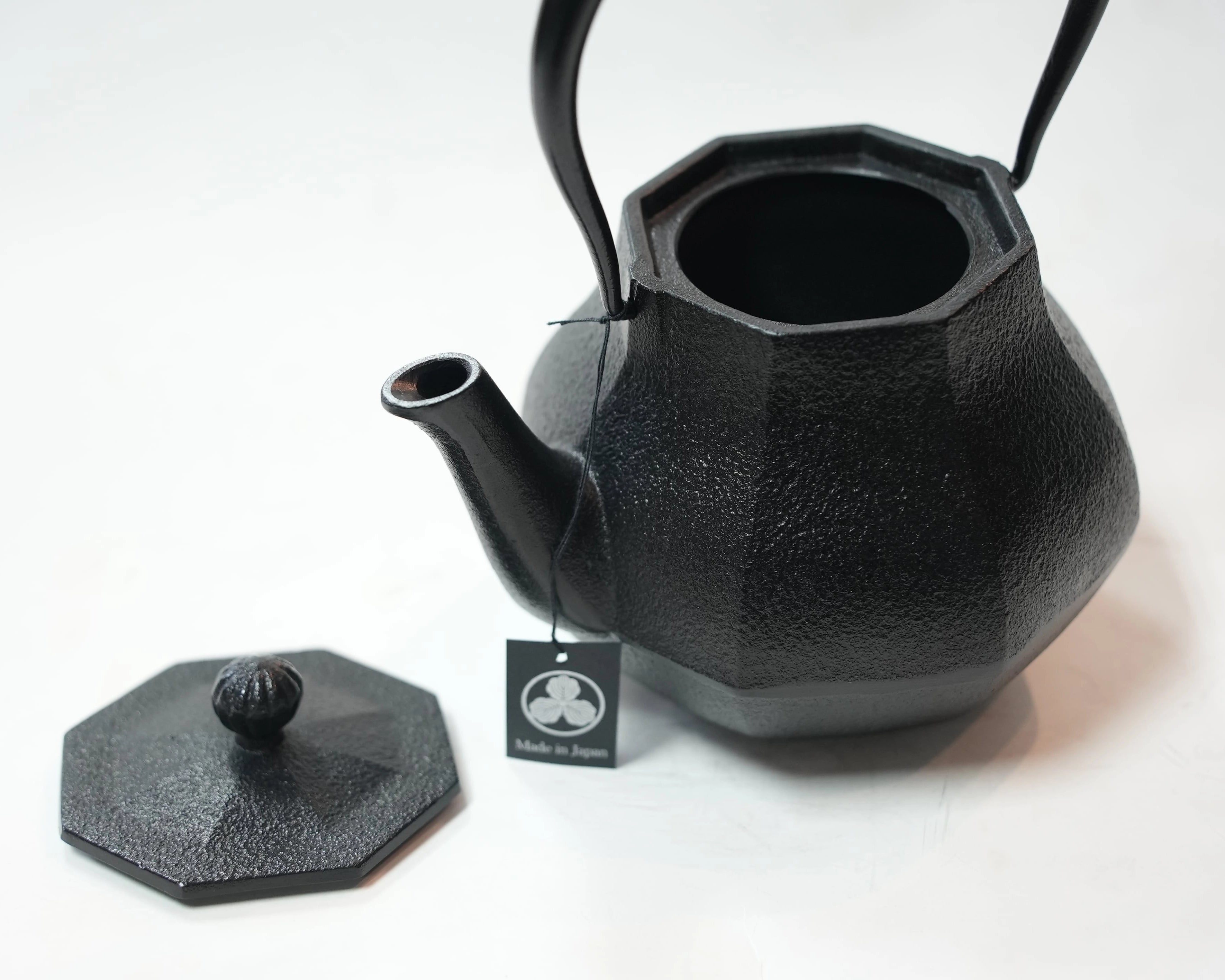 南部鉄器 及富 鉄瓶みやび 1L | ギフトショップ Nihon Miyabi 通販サイト 南部鉄器 及富 鉄瓶みやび 1L | ギフトショップ Nihon Miyabi 通販サイト