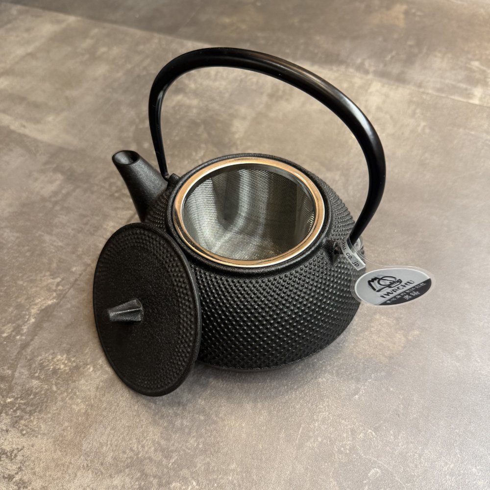 南部鉄器 岩鋳 鉄瓶 650ml アラレ(IH対応) | ギフトショップ Nihon 南部鉄器 岩鋳 鉄瓶 650ml アラレ(IH対応) | ギフトショップ Nihon