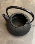 南部鉄器 岩鋳  鉄瓶 650ml アラレ(IH対応)